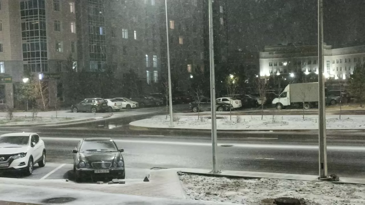В Астане выпал первый снег: полиция обратилась к автовладельцам  