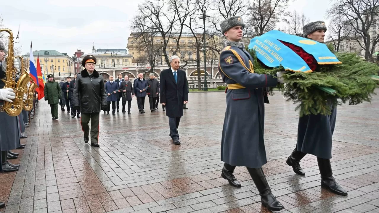 Токаев возложил цветы к могиле Неизвестного солдата