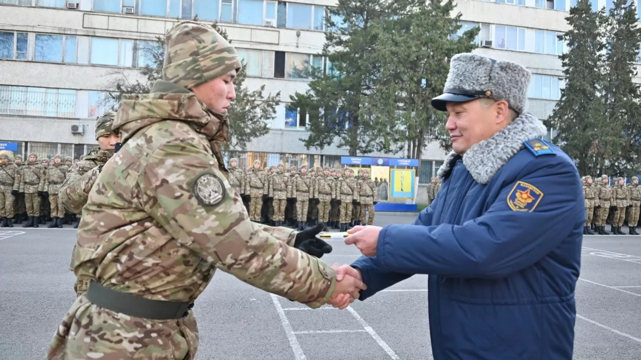 Мерзімді қызметтегі сарбаздар марапатталып, оқу орындарына жолдама алды