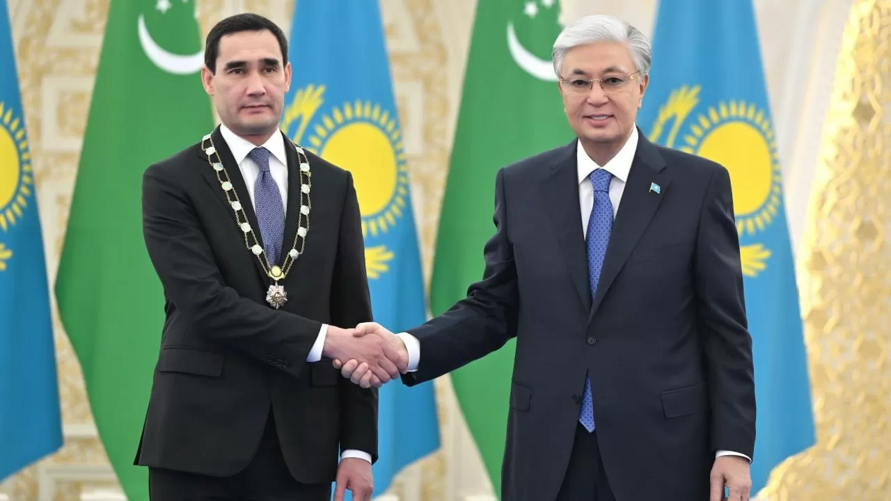 Токаев вручил Сердару Бердымухамедову высшую награду Казахстана - орден "Алтын Қыран"