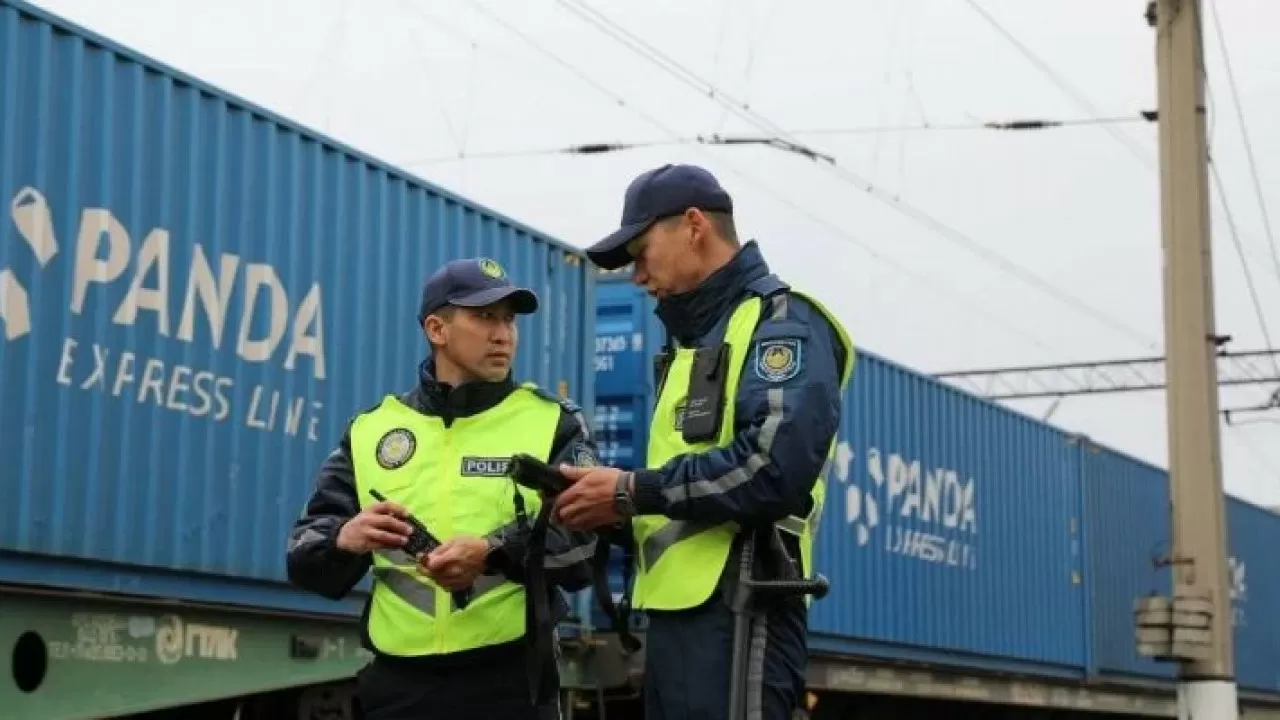 Астанада үш бала жүк пойызының вагонына шығып, 70 км жолды жүріп өткен