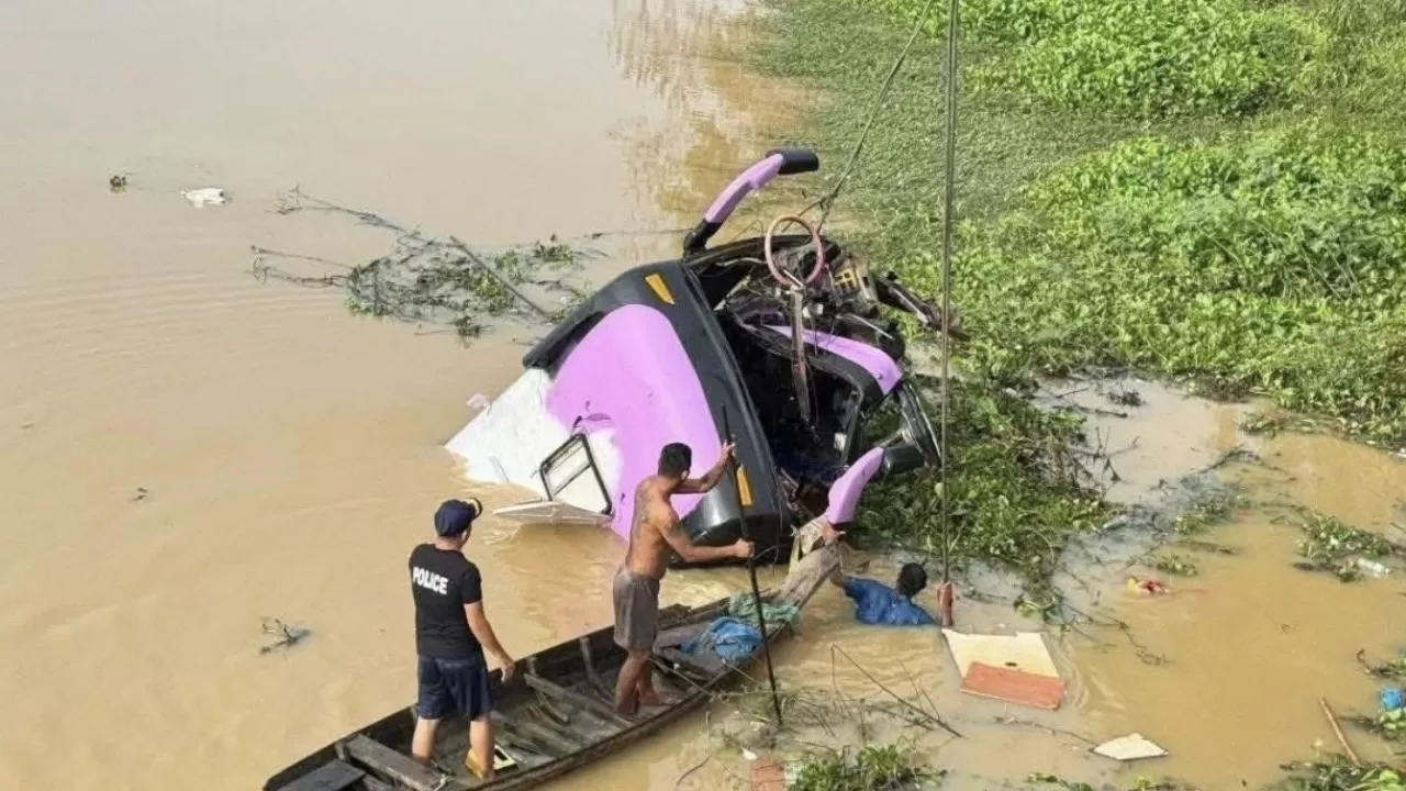 Камбоджада автобус өзенге құлап, 13 адам қаза тапты