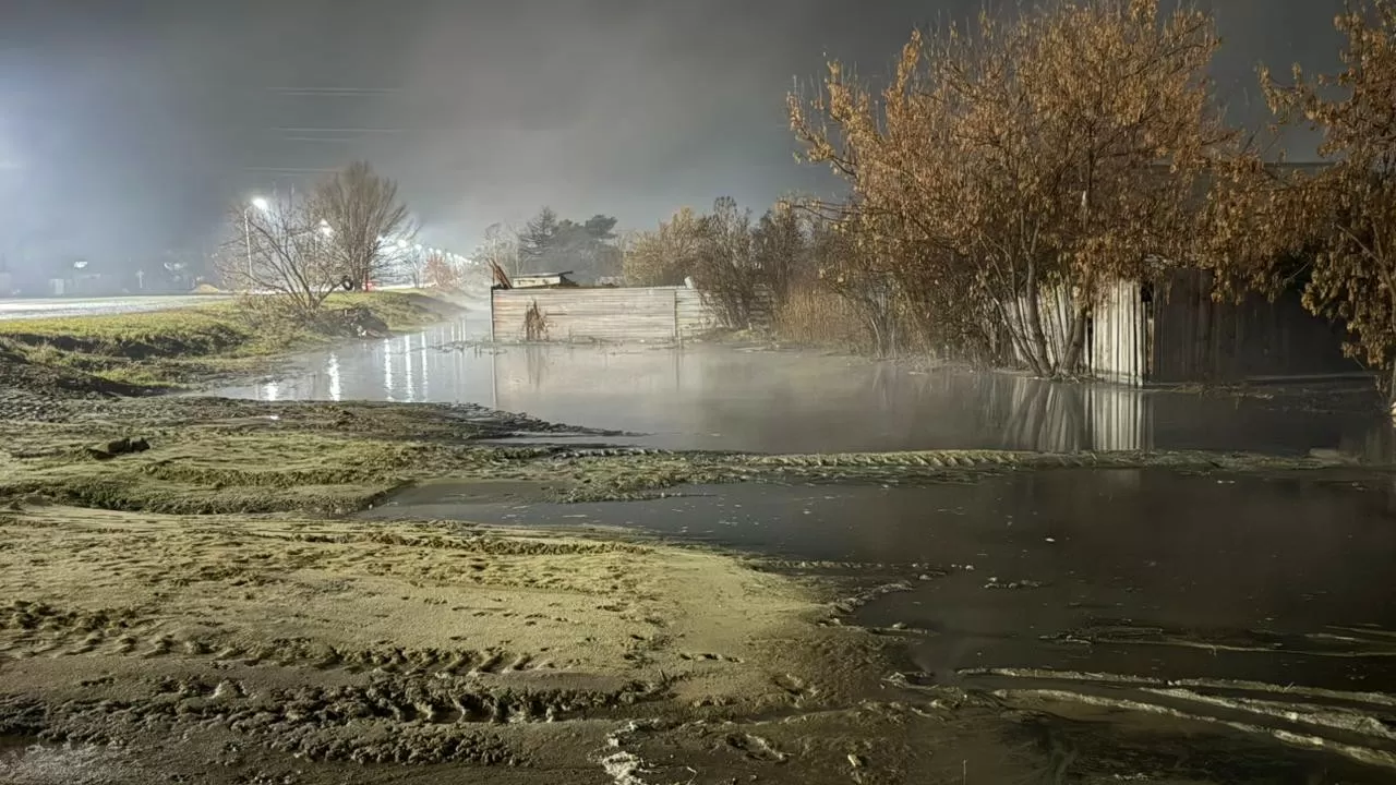 Фекальная река хлынула на жилой дачный массив в Костанае