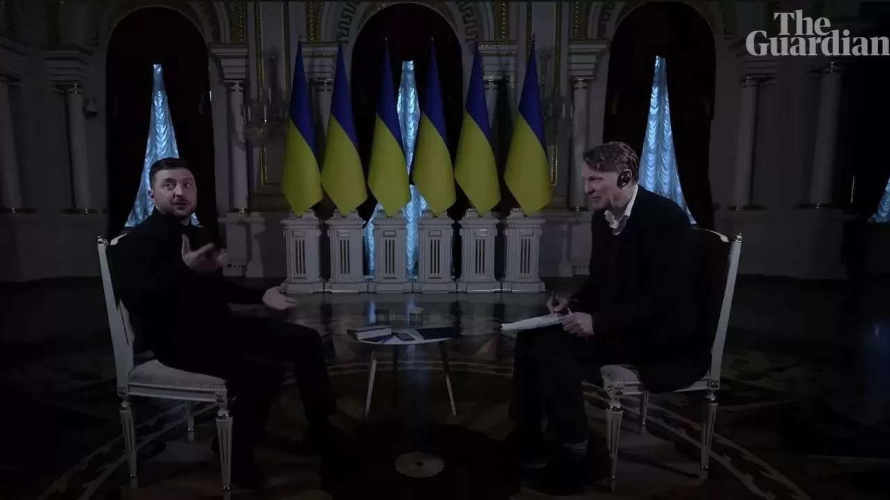 Зеленский резиденциясында сұхбат беріп жатқан сәтте жарық өшіп қалды