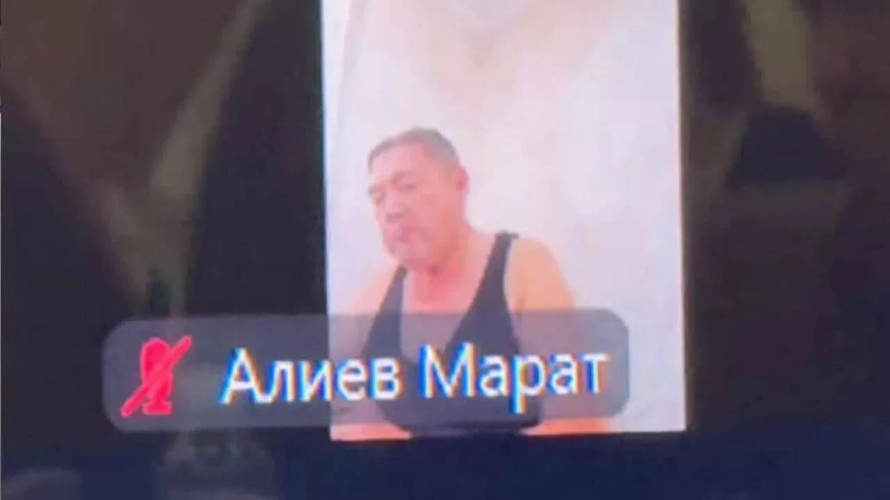 "Тамақ ішіп, майкамен отыр": Мәжіліске онлайн қатысқан ер адам ел тұрғындарының ашуын туғызды