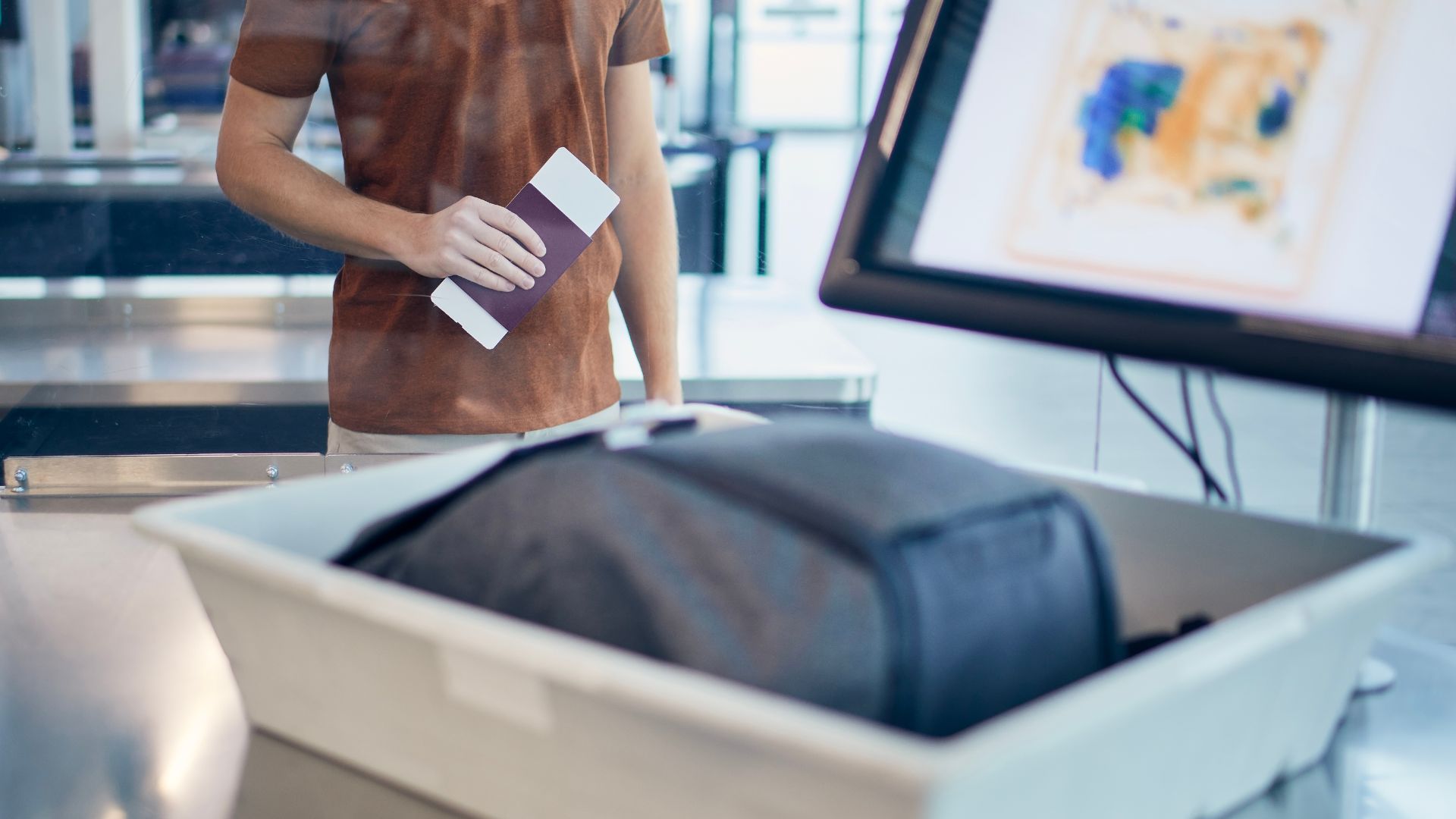 Әуежайда бейтаныс адамның сәлемдемесін алмаңыз &mdash; полиция ескерту жасады