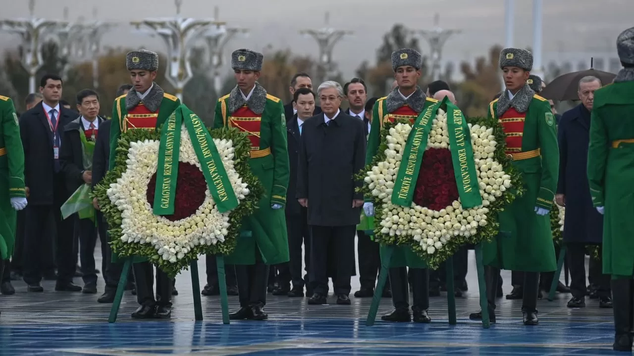 Президент Түрікменстандағы Бейтараптық монументіне гүл шоғын қойды