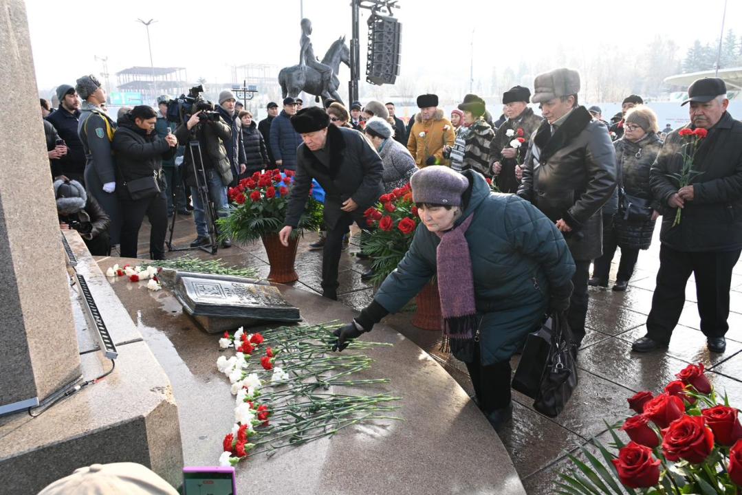 Алматыда Тәуелсіздік монументіне гүл шоқтары қойылды