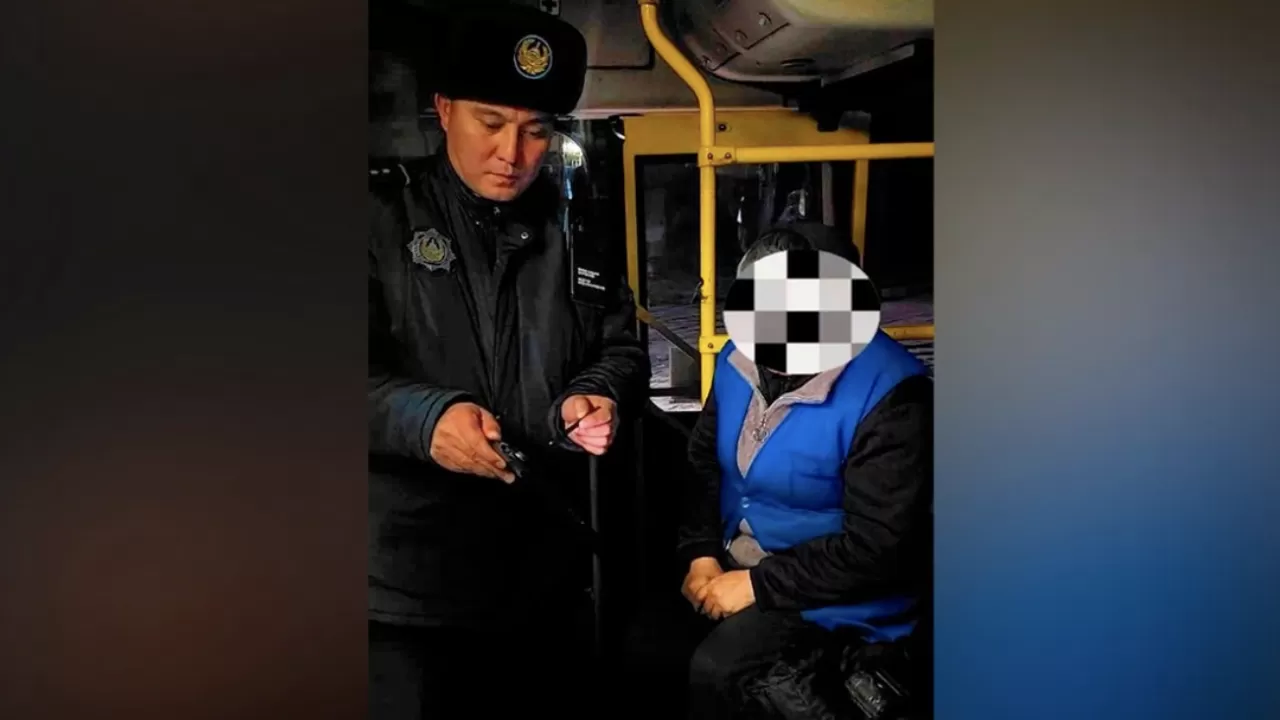 Абай облысында кондуктор жолақысын төлей алмаған баланы автобустан түсіріп жіберген