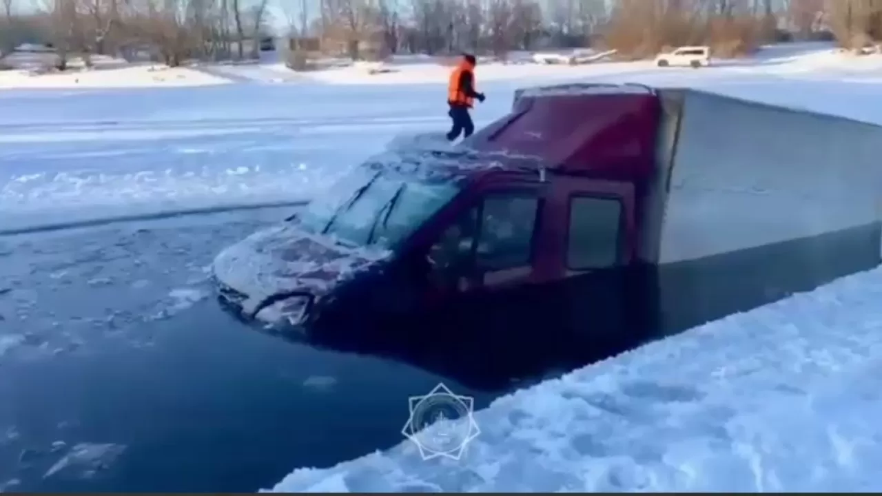 Грузовик провалился под лед на реке Чаган в ЗКО