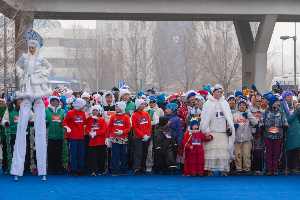 Деды Морозы и Снегурочки пробежали по улицам Алматы