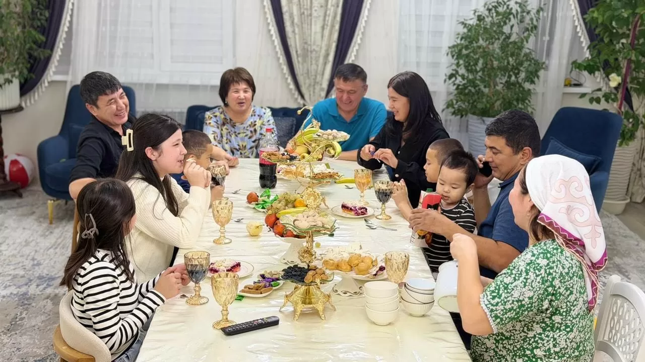 Ақтаулық ерлі-зайыпты балалар үйінен бір отбасының 5 баласын асырап алды