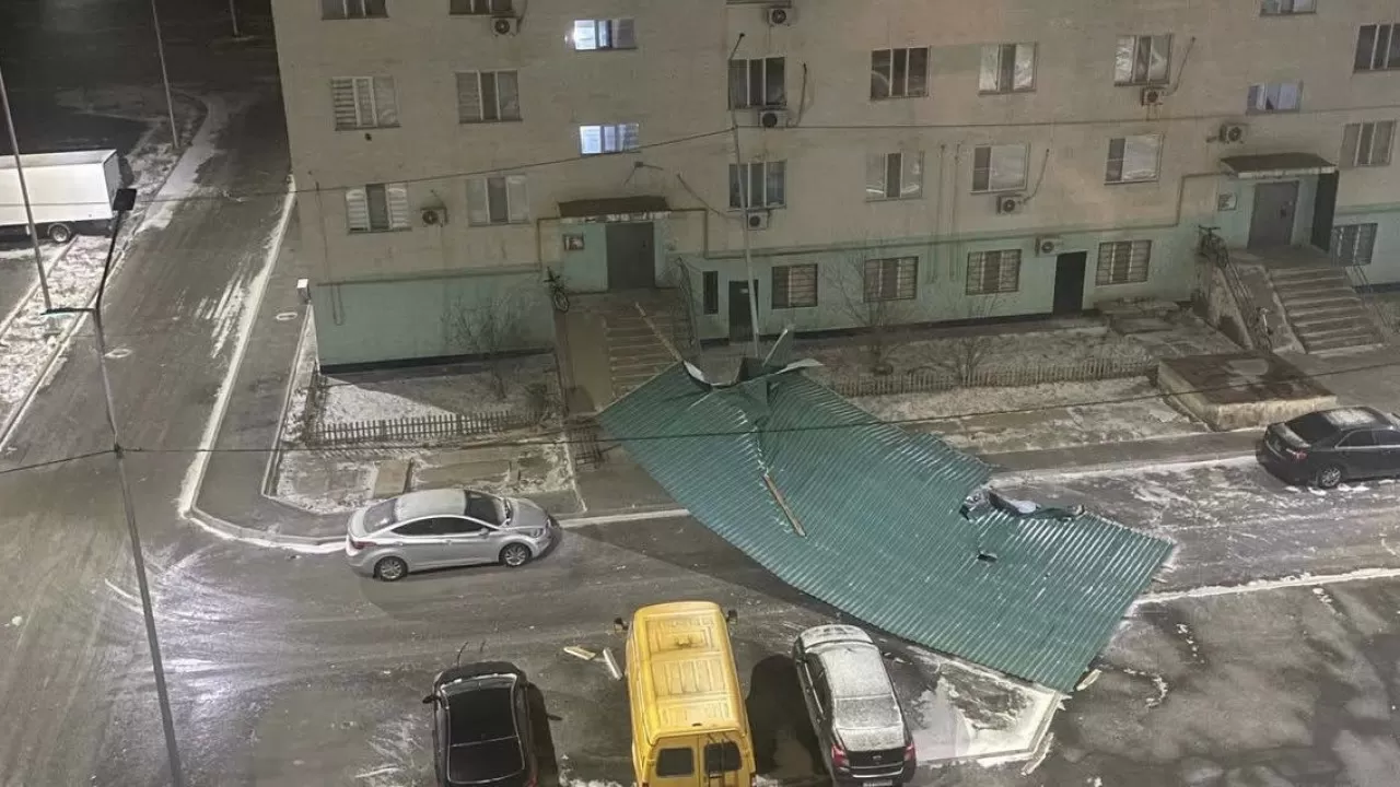 Атырауда дауыл тұрғын үйлердің шатырын ұшырып әкетті