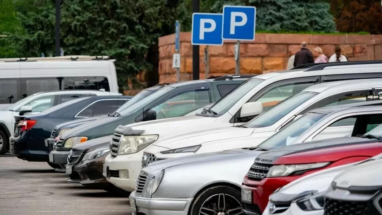 Абонементы на платные парковки внедрят в Алматы 