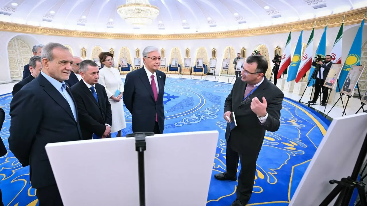 Президентам РК и Ирана показали исторические рукописи по Казахстану 