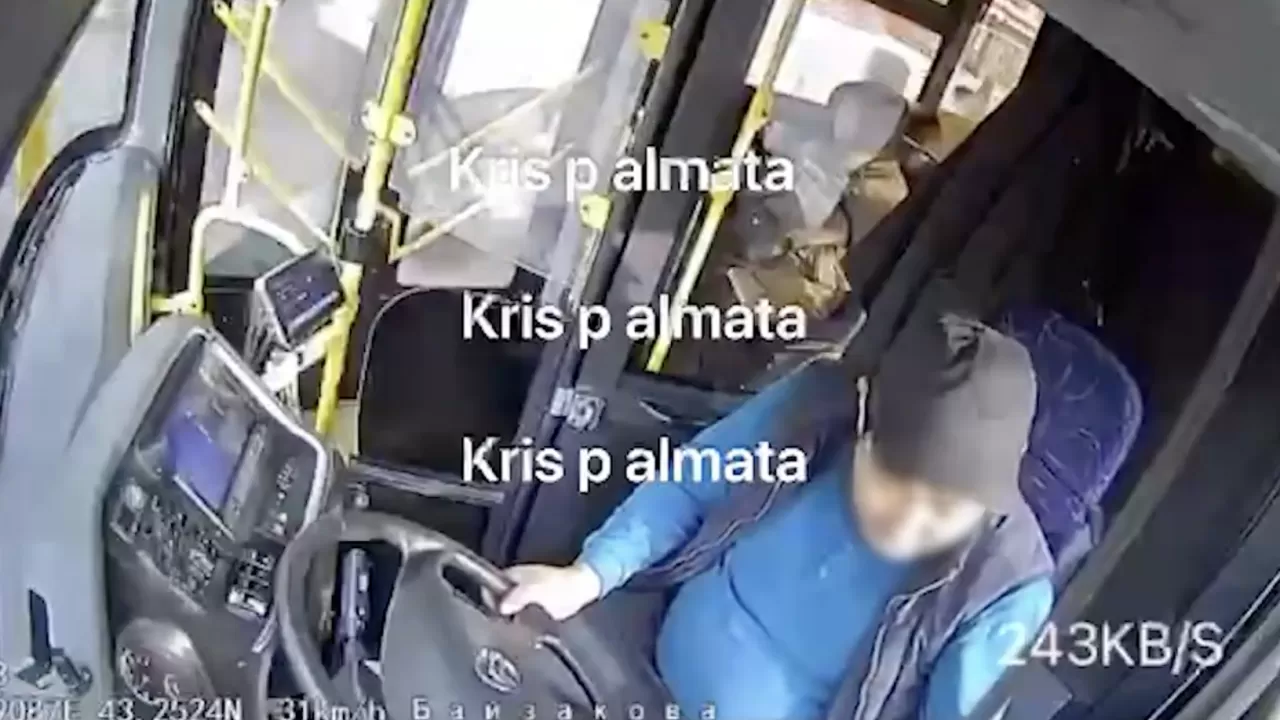 Алматыда телефонға телмірген автобус жүргізушісі жаяу жүргіншіні қағып кетті