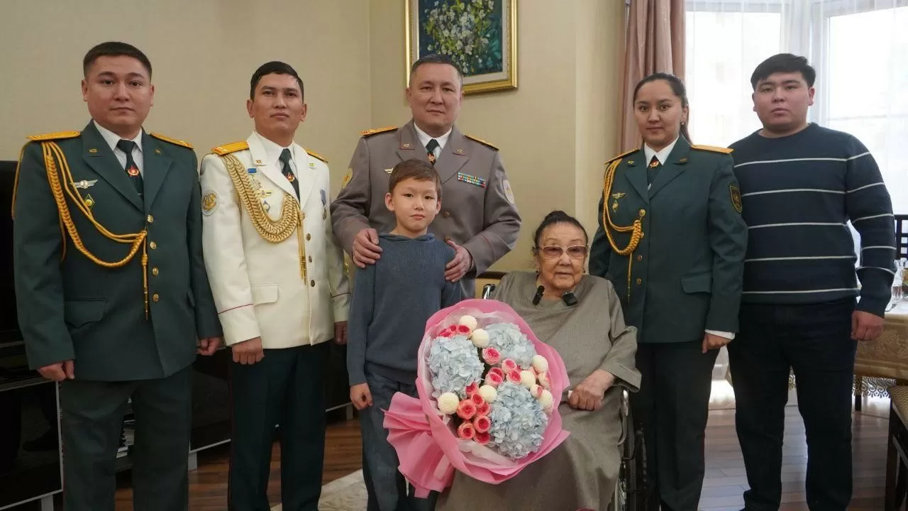 Бибигуль Тулегенову поздравили с оркестром в Алматы