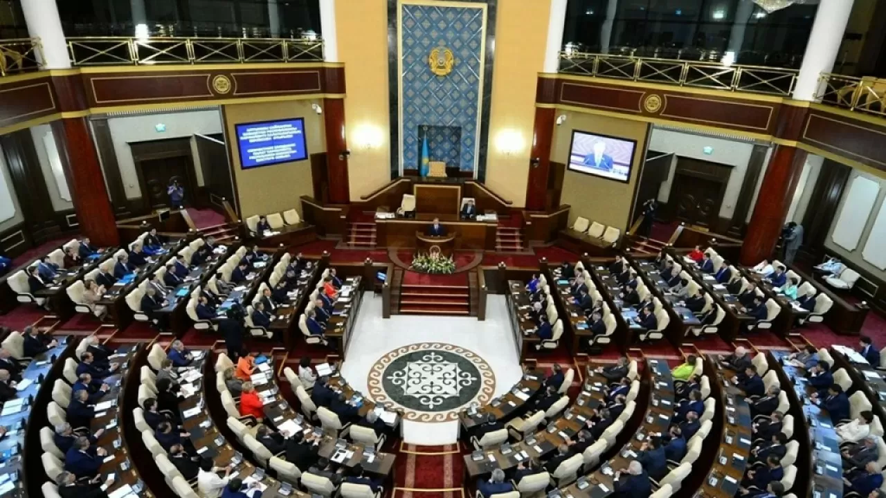 Парламент Казахстана принял закон о запрете пропаганды ЛГБТ  