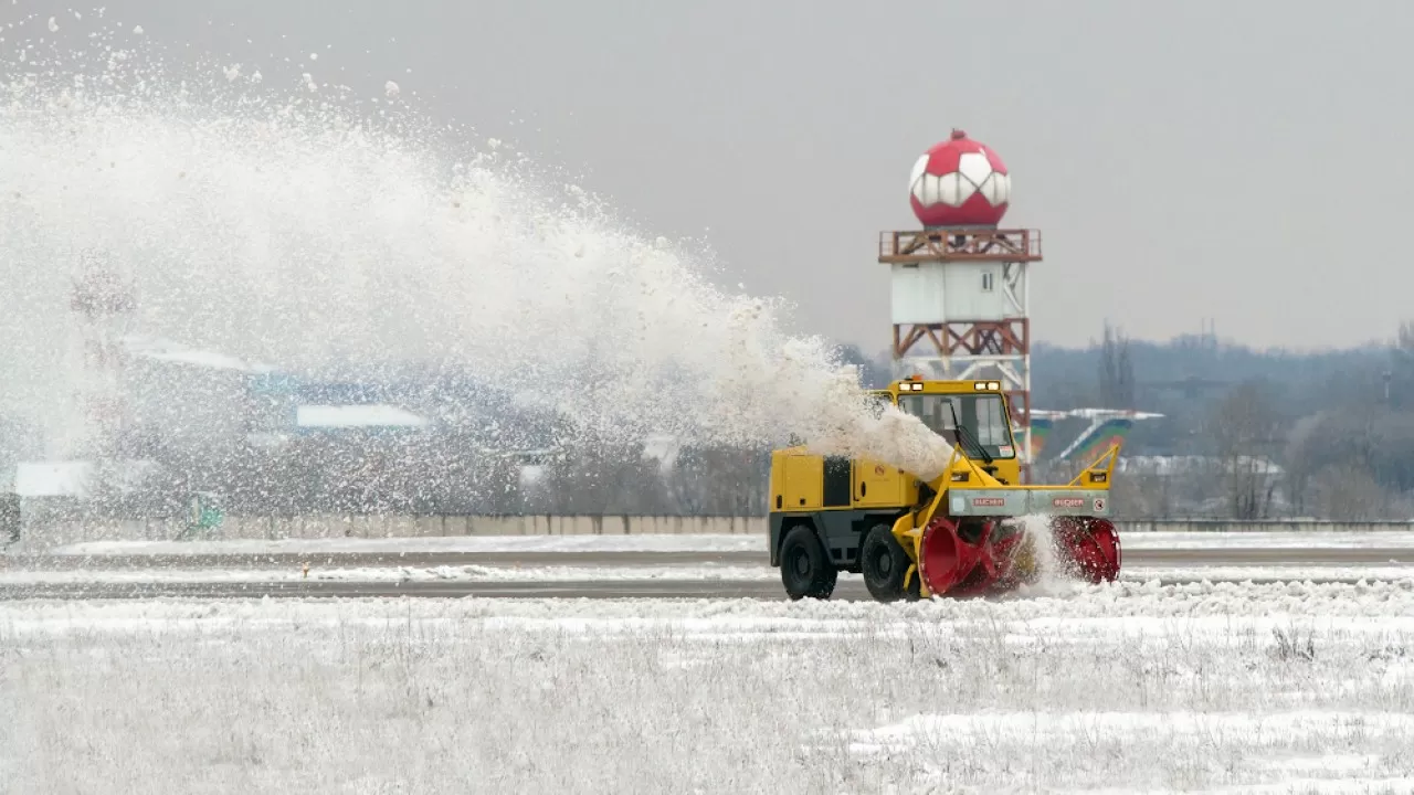 Снегоуборщик задавил 48-летнего сотрудника в аэропорту США во время метели