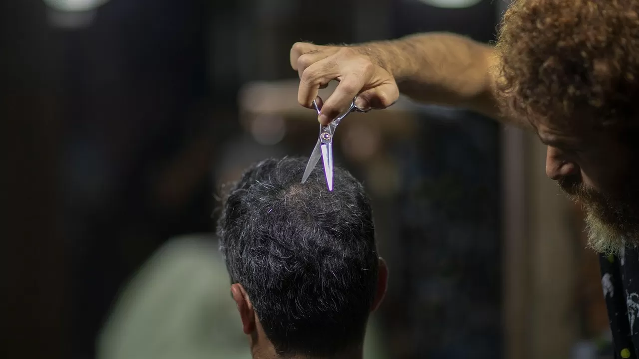 Казахстанцы стали чаще ходить в парикмахерские и салоны красоты 