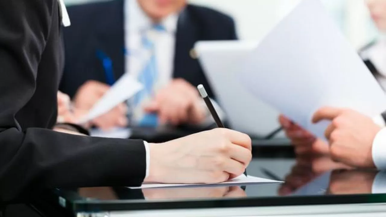 Елімізде кейбір мемқызметкерге кәсіпкерлікпен айналысуға рұқсат етілмек 