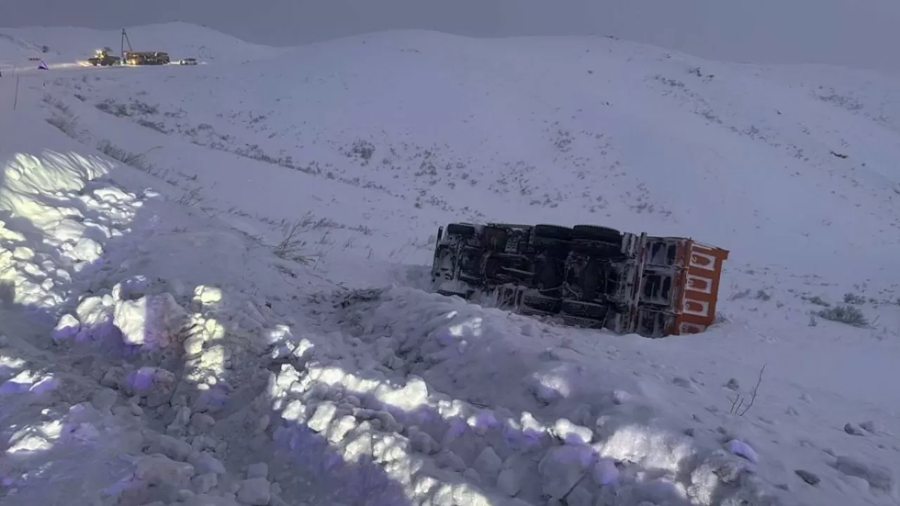 Водитель опрокинул грузовой автомобиль в ВКО 