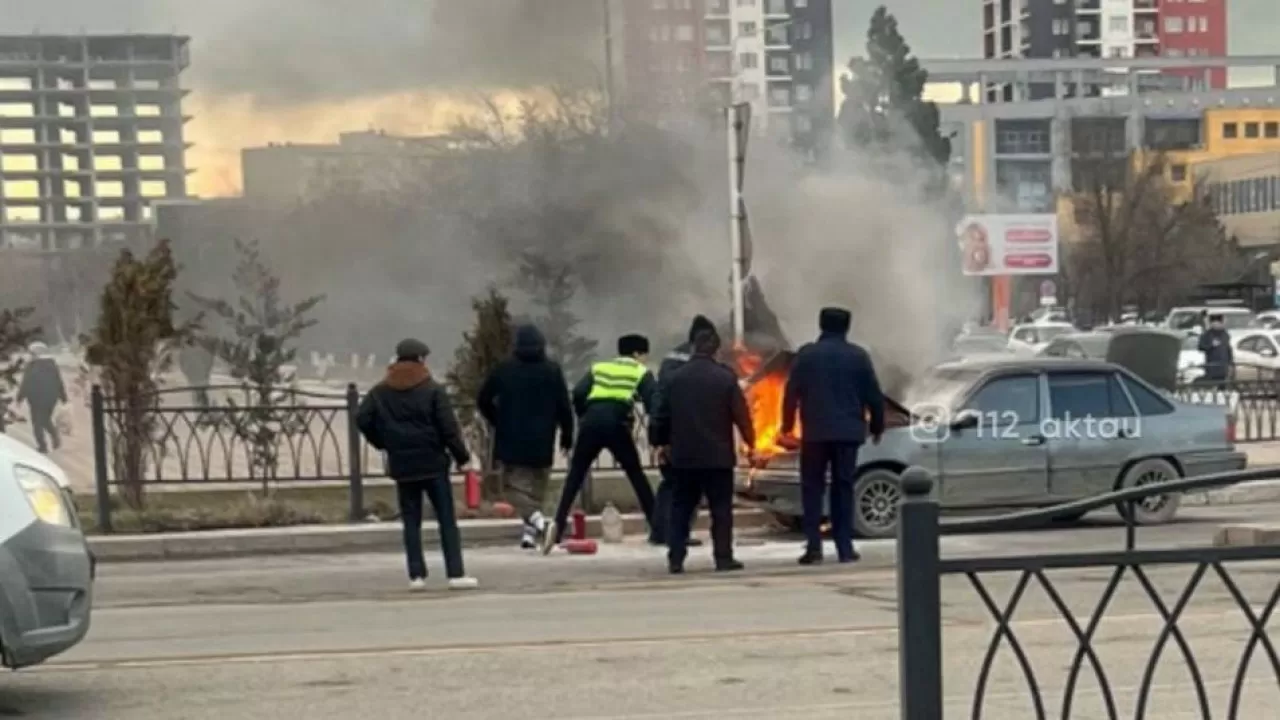 Ақтауда полицейлер көліктен шыққан өртті сөндіріп, жүргізушіні құтқарып қалды