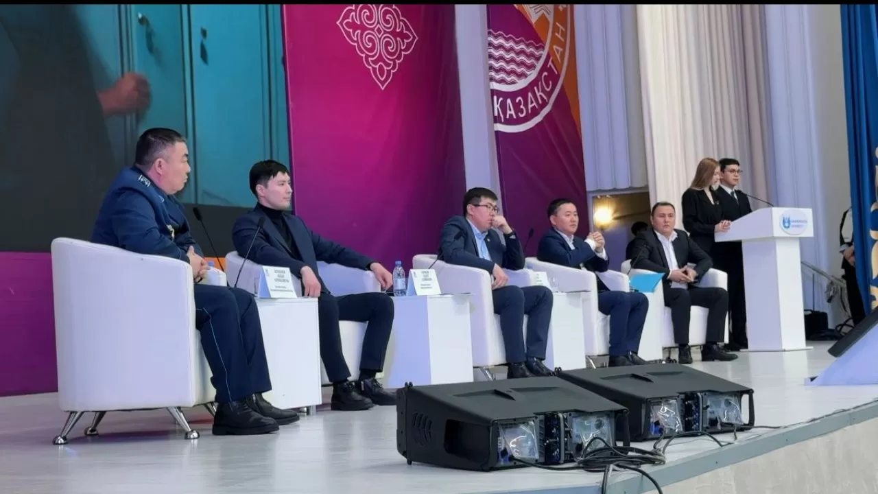 Студенты задают прокурорам "острые" вопросы без галстуков 