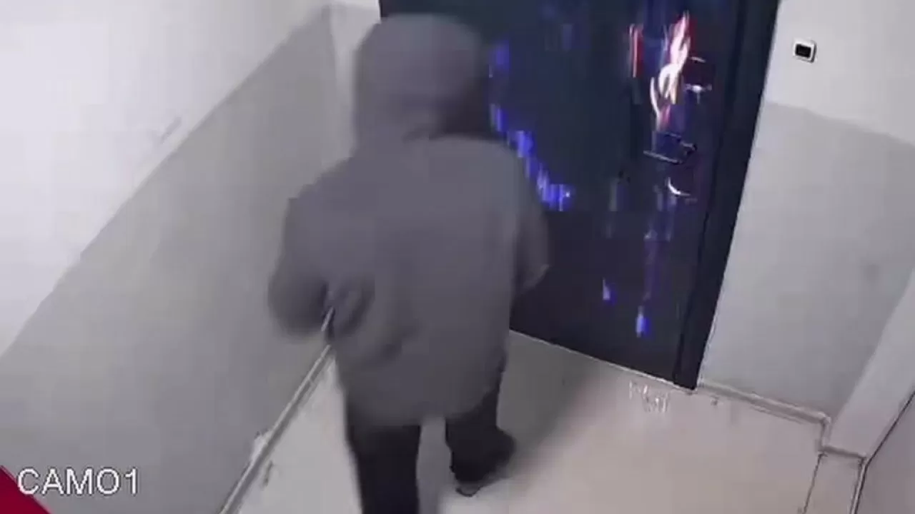 Алматыда белгісіз ер адам пәтер есігіне өрт қойды