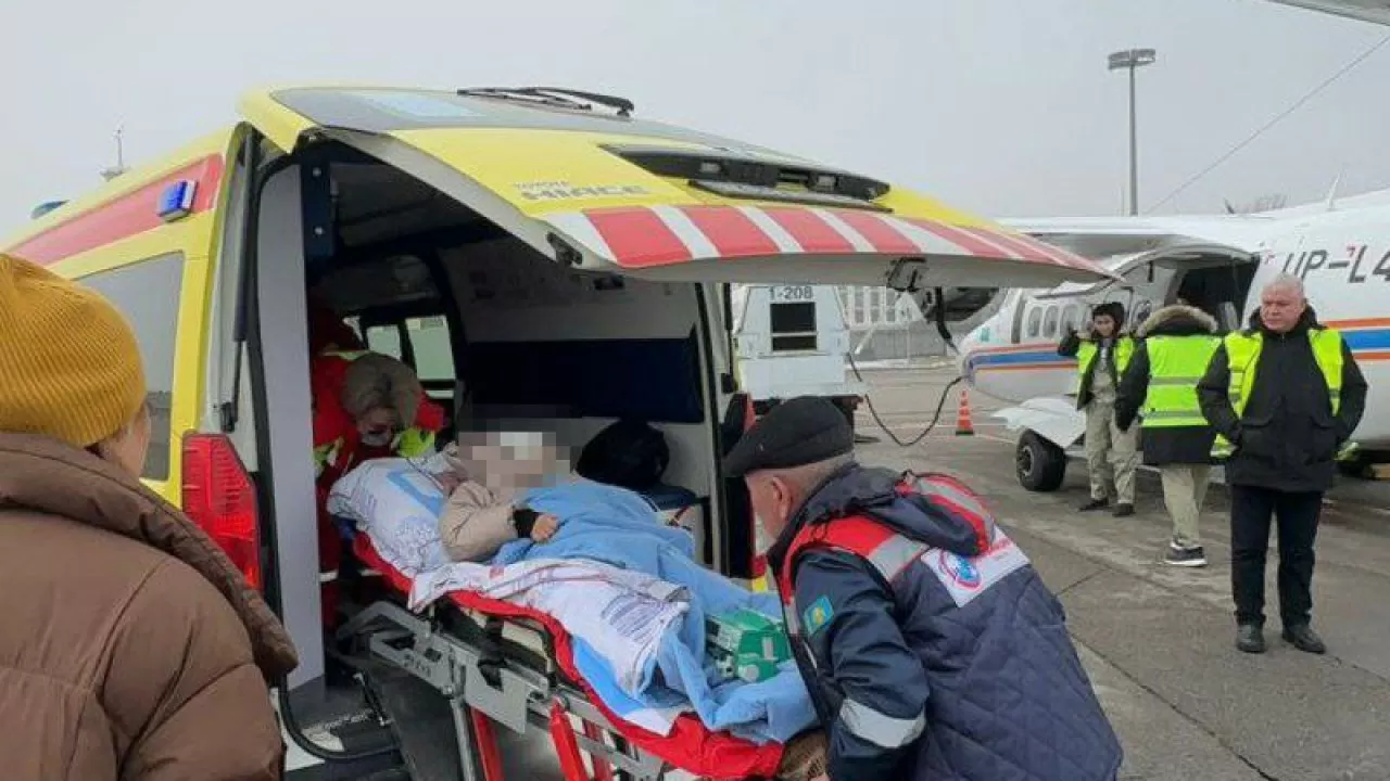 Баланы ТЖМ ұшағымен Қызылордадан Алматыға жеткізді