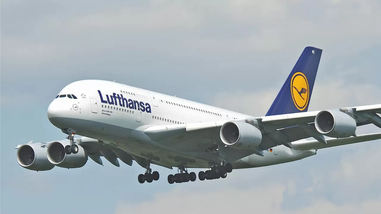 Lufthansa ұшағы Алматыға шұғыл қонды: бортта жолаушы көз жұмды