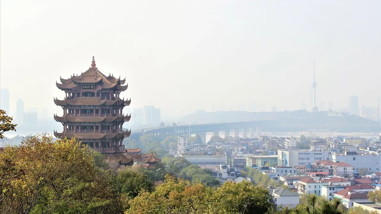 Управляемые дожди, рекорд по электромобилям и рост долголетия: что происходит в КНР