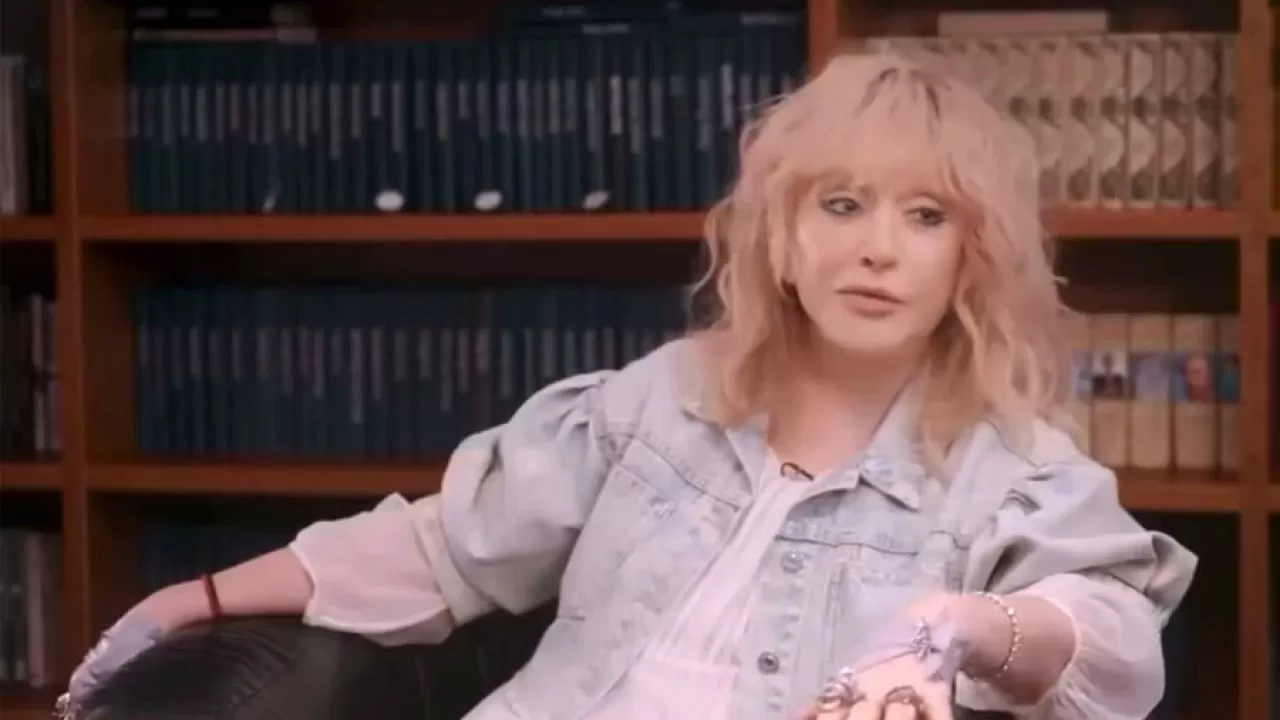 Алла Пугачева представила новую песню "Давай просто жить" 