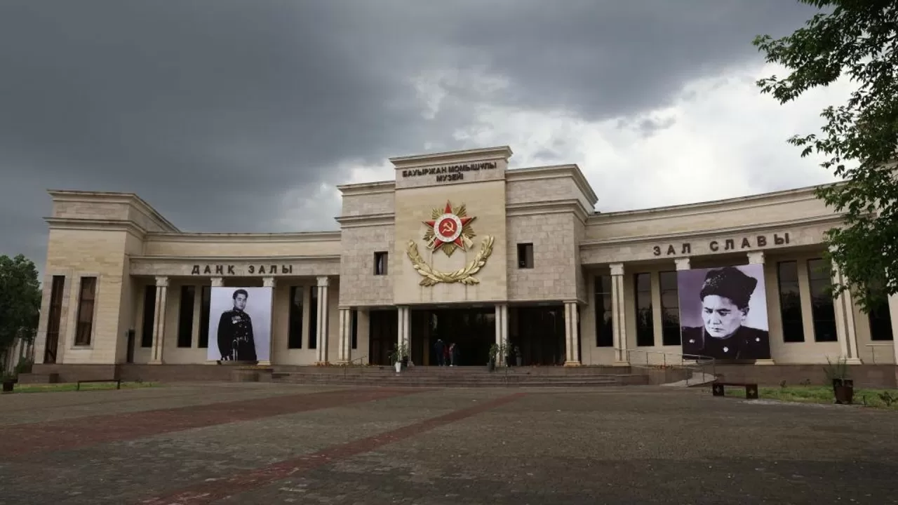 Президент Таразда жаңадан ашылған әскери мектеп-интернатқа Бауыржан Момышұлының есімін беруді ұсынды