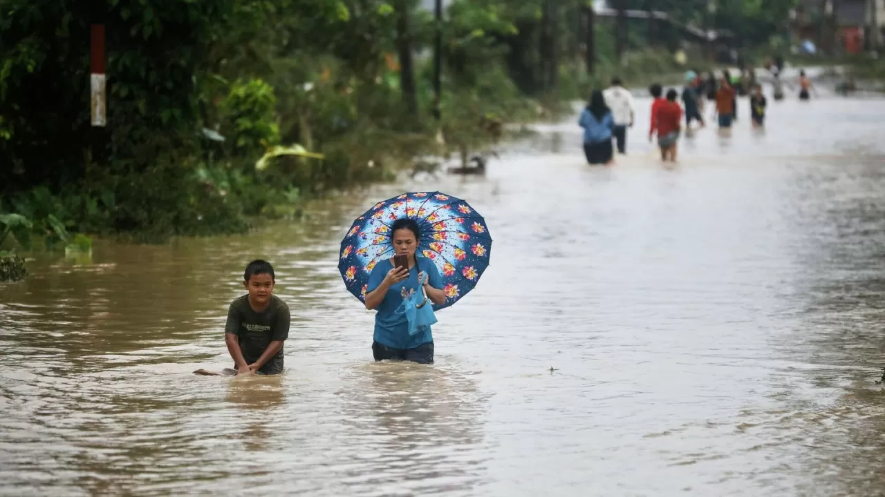 Индонезияда алапат су тасқынынан қаза тапқандардың саны 500 адамнан асты