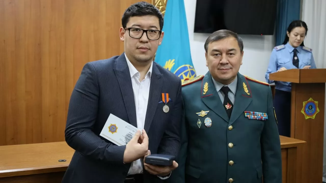 Елордада мұз астына түсіп кеткен адамды құтқарған азамат марапатталды