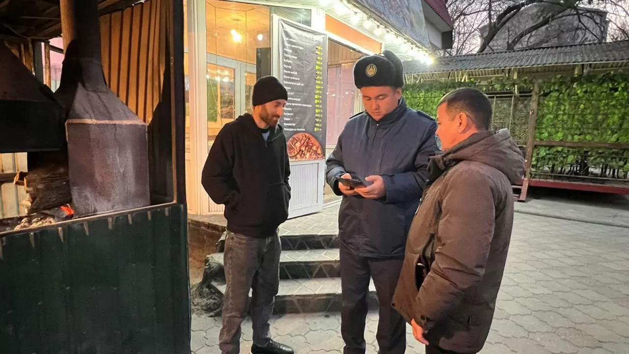 В Жетысуском районе Алматы пресекли незаконную работу "коптящихся" шашлычных