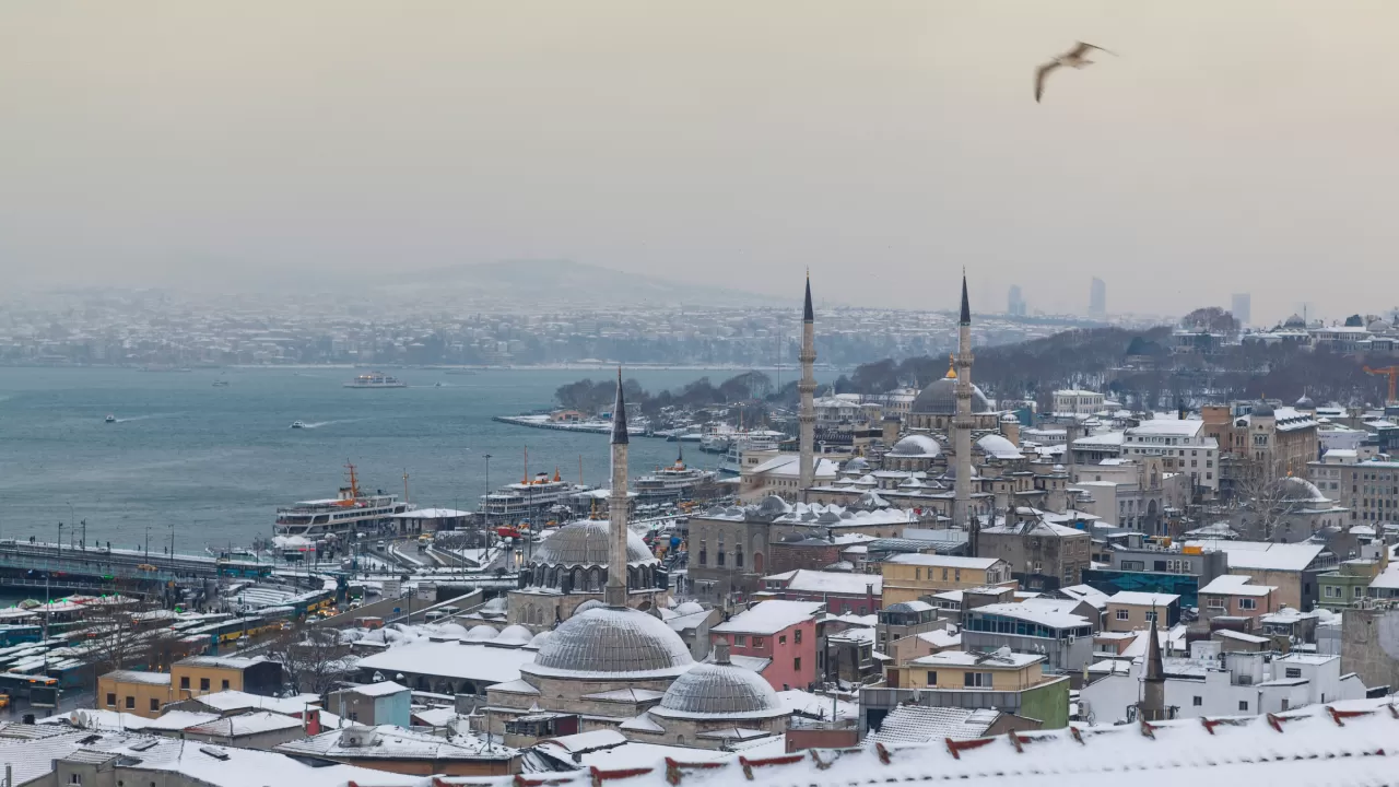 Түркия халқы жаңа жылды тоңып қарсы алғалы тұр