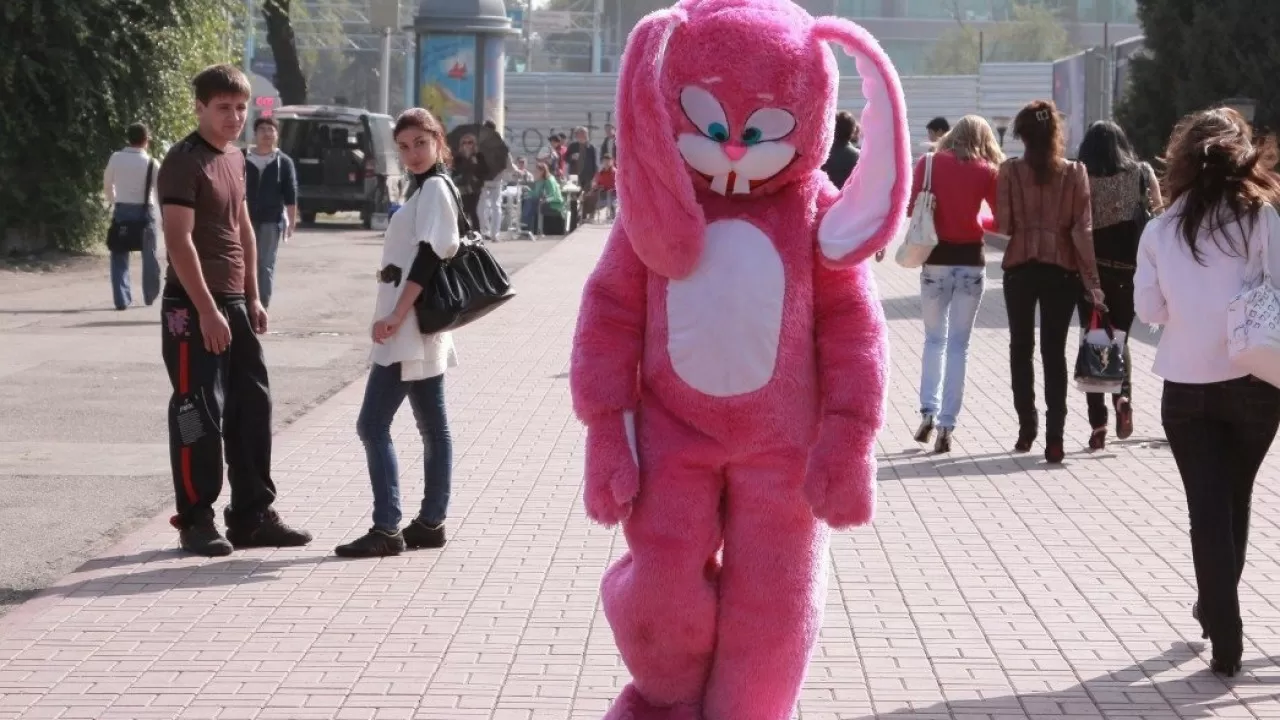 В Алматы прошла премьера фильма "Охота на розового зайца"