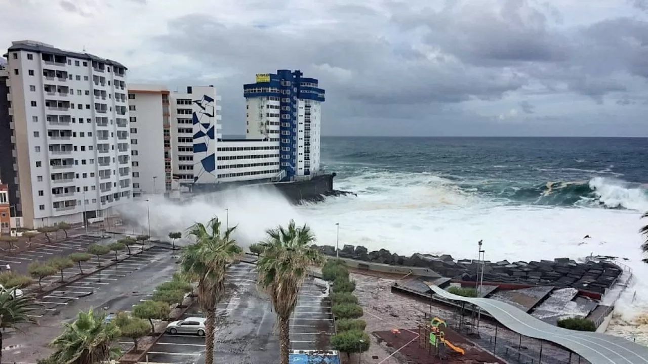 На Канарских островах гигантская волна унесла жизни туристов 