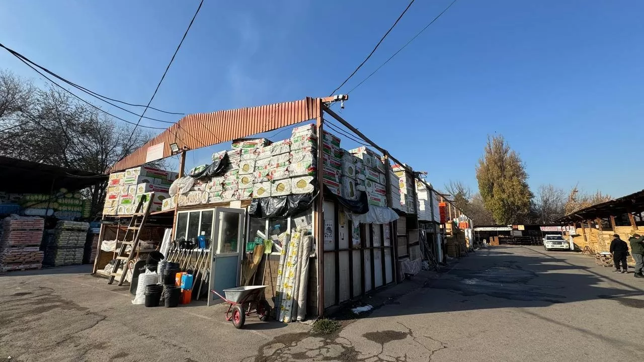 Алматыда заңсыз салынған "Үміт" базары бұзылып жатыр