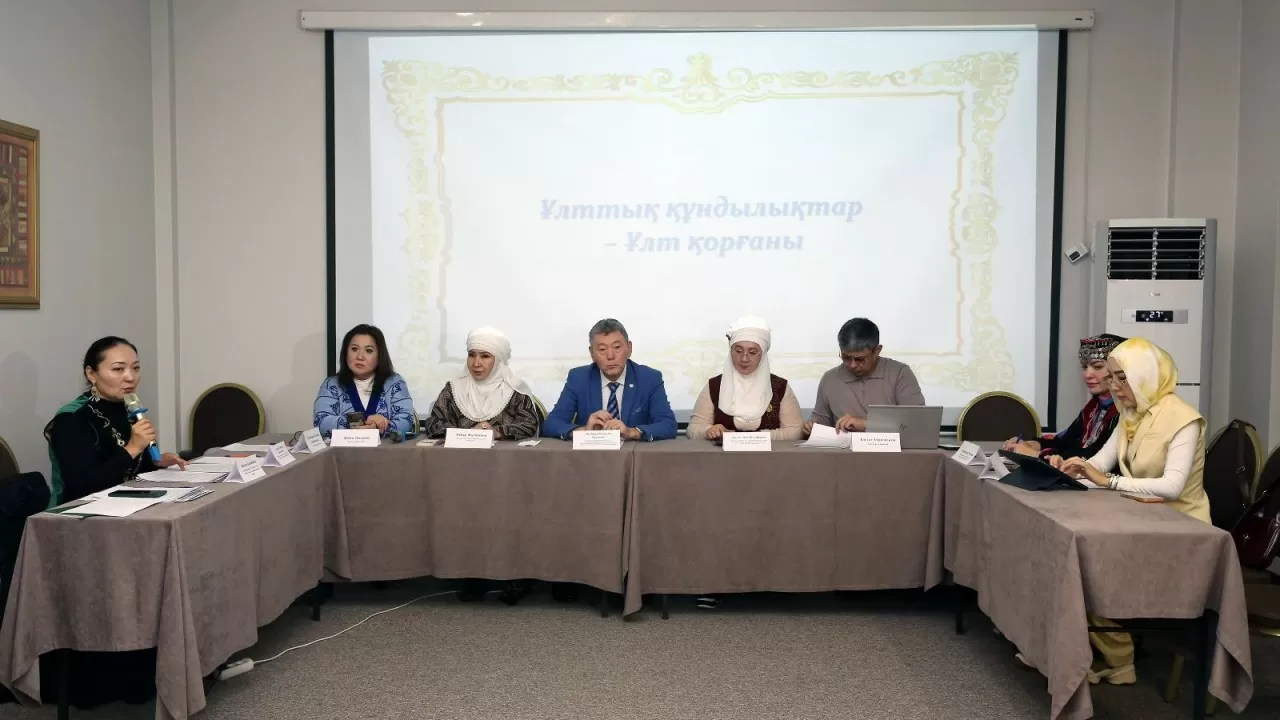 Алматыда құқық қорғаушылар мен заңгерлер ЛГБТ насихатына тыйым салу туралы заңды қолдады