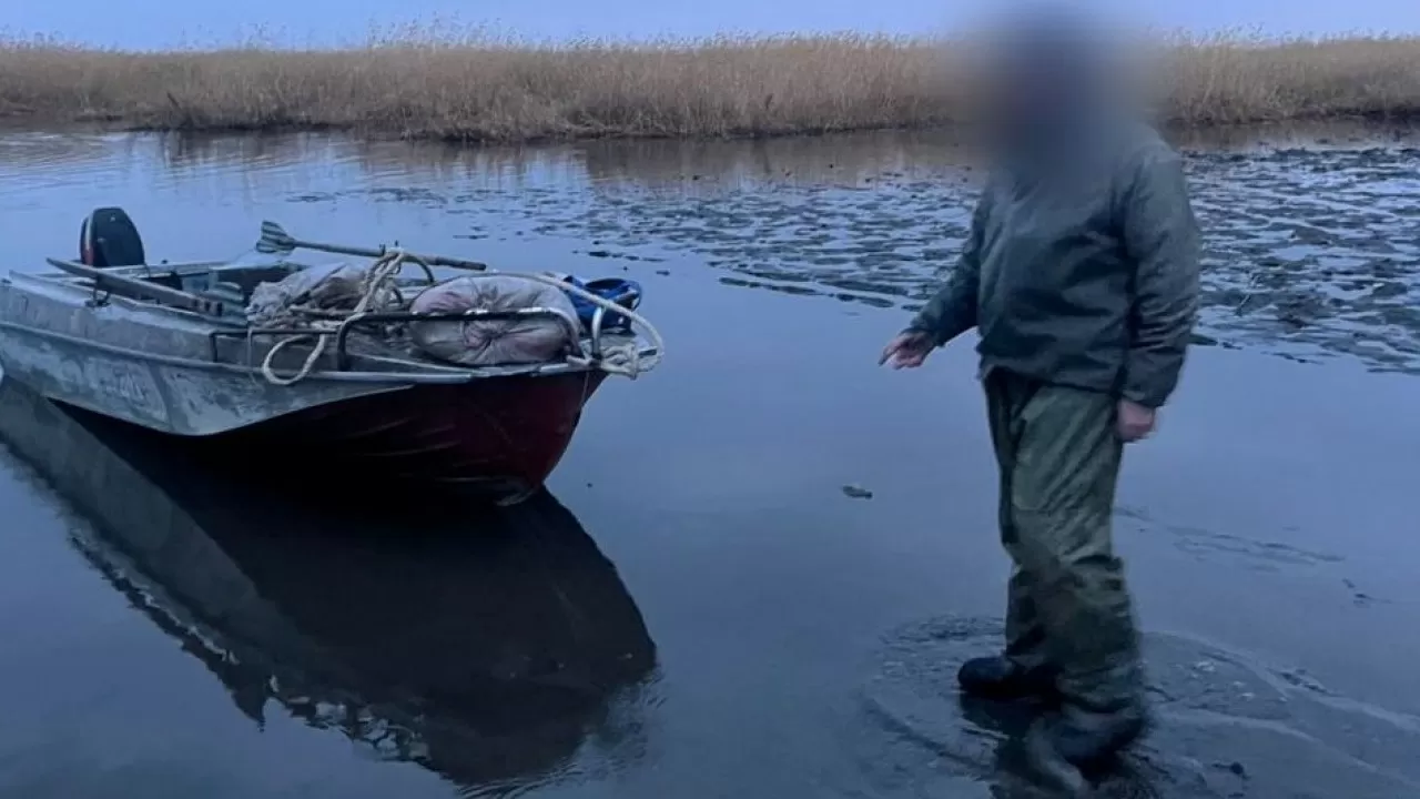 Браконьера с сетями и лодкой поймали в области Абай  