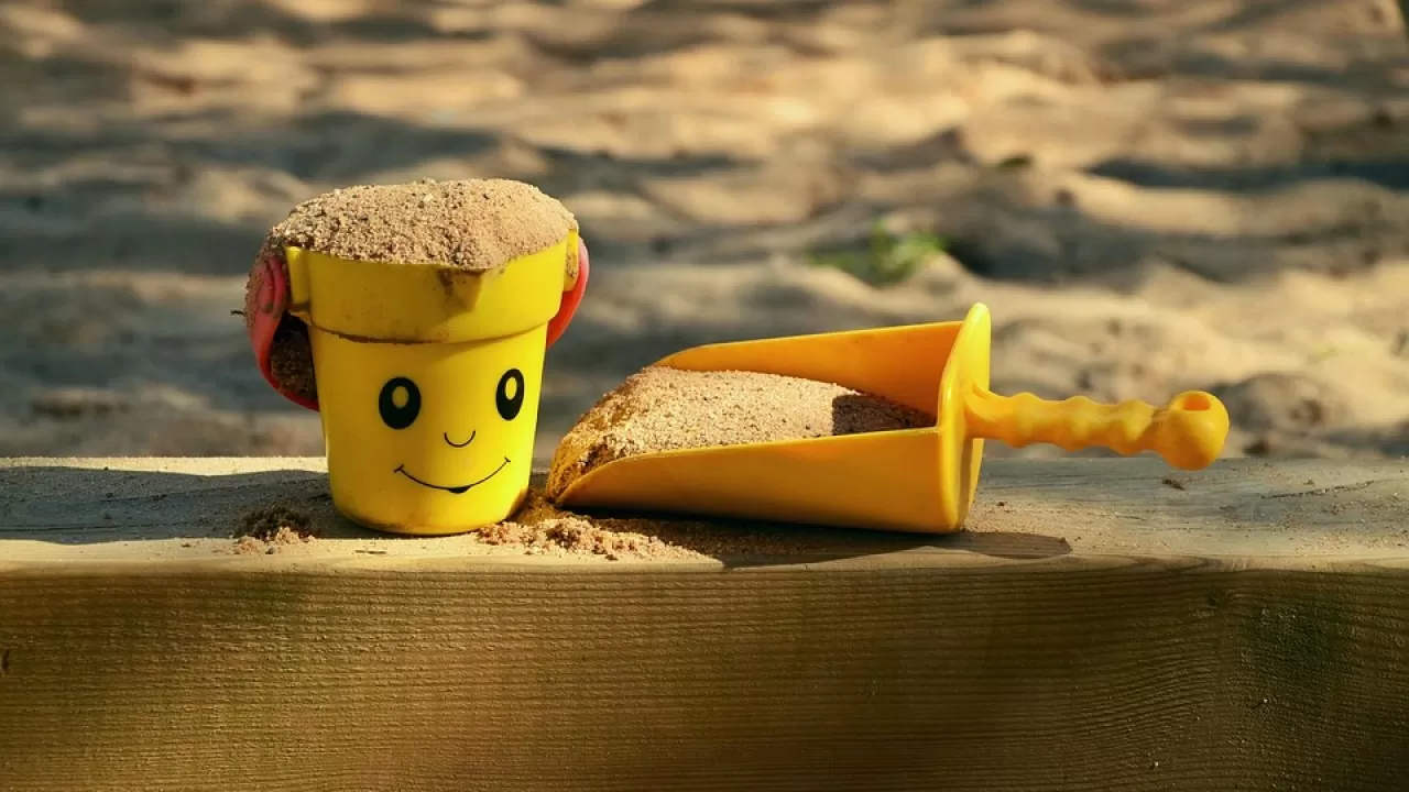 В Алматы на детской площадке мужчина со всей силы пнул пятилетнего ребенка  