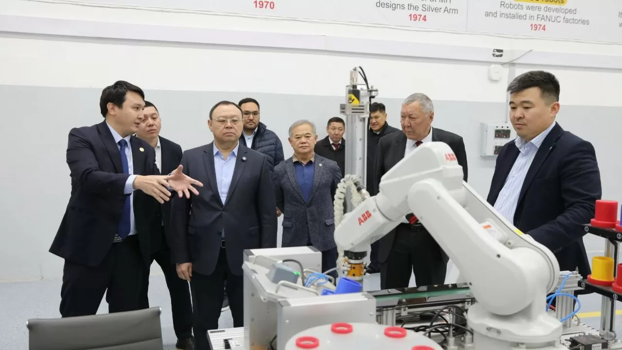 Роботы, ИИ и суперкомпьютер: замакима Алматы ознакомился с разработками КазНУ 