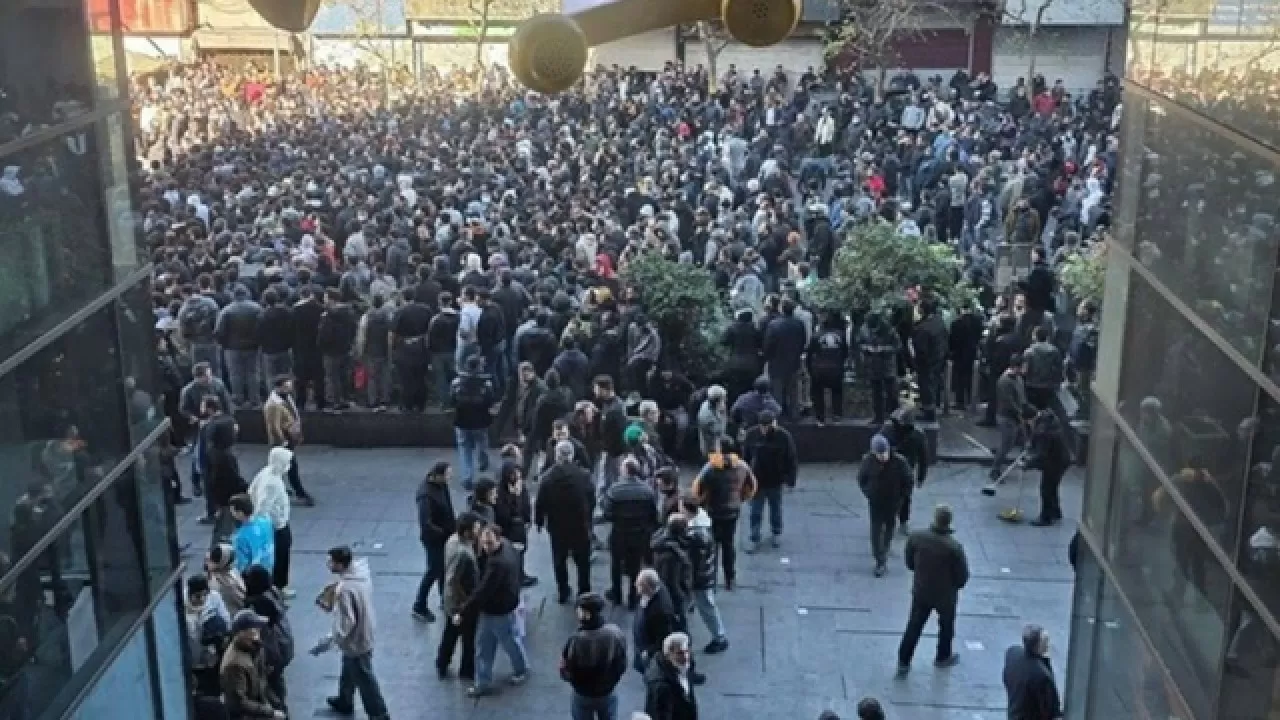 В Иране рекордный обвал риала привел к массовым протестам