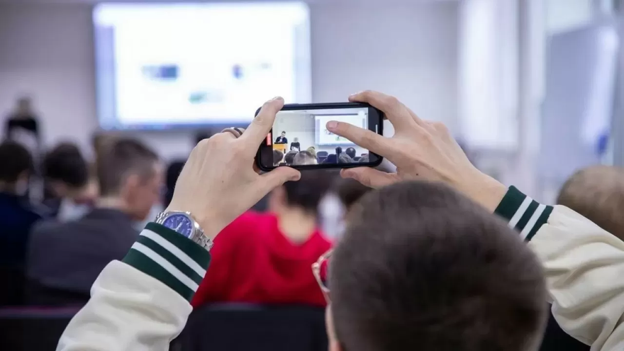 Мы даем ребенку в руки спичку – депутат о цифровой зависимости школьников 