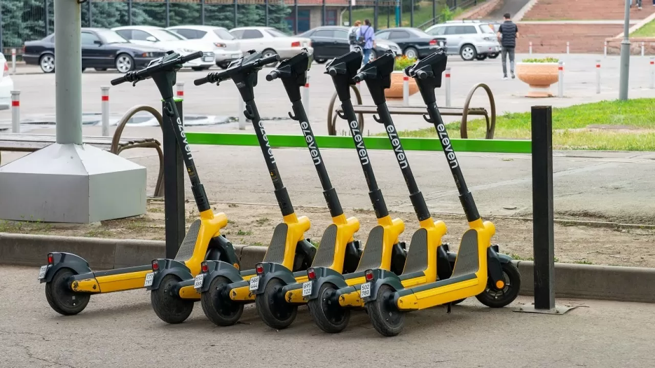 В Казахстане несовершеннолетним запретят управлять электросамокатами 