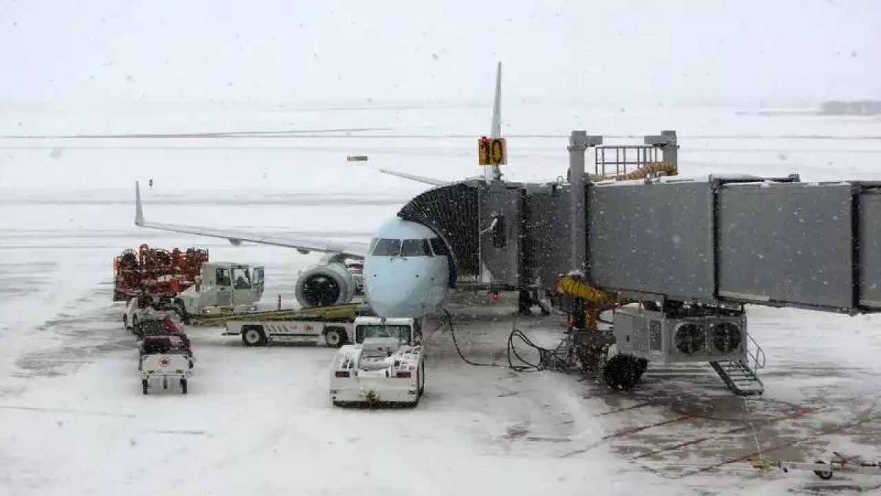Ауа райына байланысты Алматы әуежайында рейстер кешігіп, көшеде кептеліс пайда болды