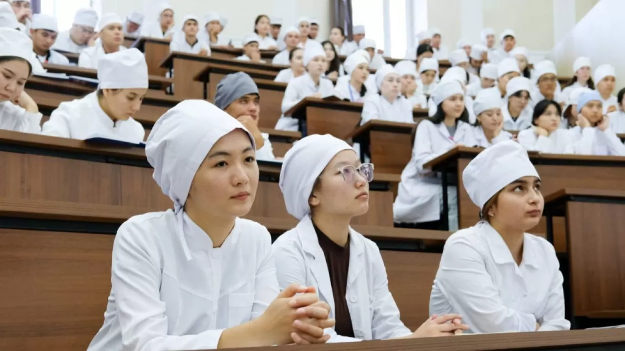 Треть молодых казахстанских врачей уехали работать в села в 2025 году 